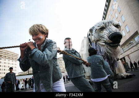 London, UK. 29th September, 2015. Emma Thompson, a staunch supporter of the Arctic and Greenpeace pulls the giant bear with Greenpeace supporters. Credit:  Kristian Buus/Alamy Live News Stock Photo