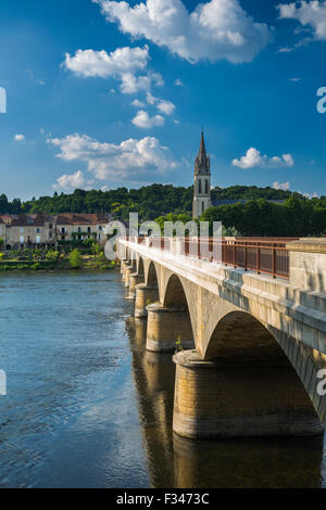 the bridge over the Dordogne River at Lalinde, Pays de Bergerac, Périgord, Dordogne, Aquitaine, France Stock Photo