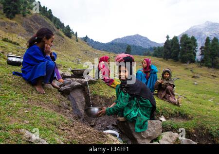 Srinagar, Indian-controlled Kashmir. 29th Sep, 2015. Nomadic children collect water from a spring in village Aru Pahalgam, south of Srinagar, summer capital of Indian-controlled Kashmir, Sept. 29, 2015. © Javed Dar/Xinhua/Alamy Live News Stock Photo