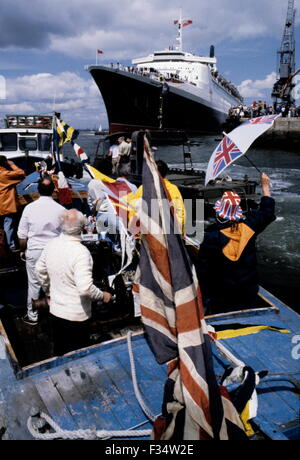 AJAXNETPHOTO - 11TH JUNE 1982 - SOUTHAMPTON, ENGLAND. - TROOPSHIP QE2 RETURNING TO SOUTHAMPTON  FROM THE FALKLAND ISLANDS CONFLICT WITH 750  SURVIVORS FROM HMS COVENTRY, ARDENT AND ANTELOPE EMBARKED .  PHOTO:JONATHAN EASTLAND/AJAX.  REF:910192 Stock Photo