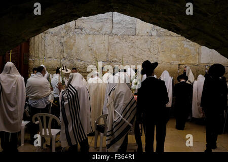 Jerusalem, Israel. 30th September, 2015. Ultra-Orthodox Jewish worshipers attend the annual Cohanim prayer priest's blessing during Sukkot or the feast of the Tabernacles, holiday inside the men's section of Wilson's Arch at the Western Wall in the old city of Jerusalem on September 30 2015. Tens of thousands of Jews make the week-long pilgrimage to Jerusalem during Sukkot, which commemorates the desert wanderings of Israel after their exodus from Egypt. Credit:  Eddie Gerald/Alamy Live News Stock Photo