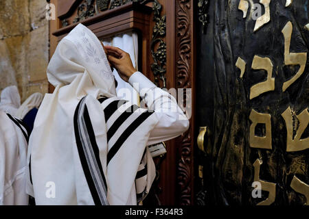 Jerusalem, Israel. 30th September, 2015. Ultra-Orthodox Jewish worshipers attend the annual Cohanim prayer priest's blessing during Sukkot or the feast of the Tabernacles, holiday at the Western Wall in the old city of Jerusalem on September 30 2015. Tens of thousands of Jews make the week-long pilgrimage to Jerusalem during Sukkot, which commemorates the desert wanderings of Israel after their exodus from Egypt. Credit:  Eddie Gerald/Alamy Live News Stock Photo