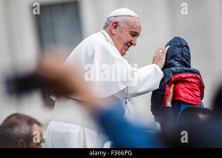 Vatican City. 30th Sep, 2015. Pope Francis greets a baby as he attends Weekly General Audience in St. Peter's Square in Vatican City, Vatican. Pope Francis recalled his Apostolic Journey to Cuba and the United States in an overcast St Peter’s Square on Wednesday. Credit:  PACIFIC PRESS/Alamy Live News Stock Photo