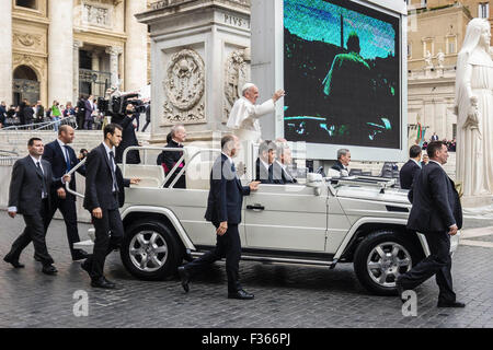 Vatican City. 30th Sep, 2015. Pope Francis attends Weekly General Audience in St. Peter's Square in Vatican City, Vatican. Pope Francis recalled his Apostolic Journey to Cuba and the United States in an overcast St Peter’s Square on Wednesday. Credit:  PACIFIC PRESS/Alamy Live News Stock Photo