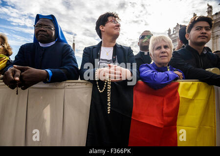 Vatican City. 30th Sep, 2015. Faithful attend the Weekly General Audience celebrated by Pope Francis in St. Peter's Square in Vatican City, Vatican. Pope Francis recalled his Apostolic Journey to Cuba and the United States in an overcast St Peter’s Square on Wednesday. Credit:  PACIFIC PRESS/Alamy Live News Stock Photo