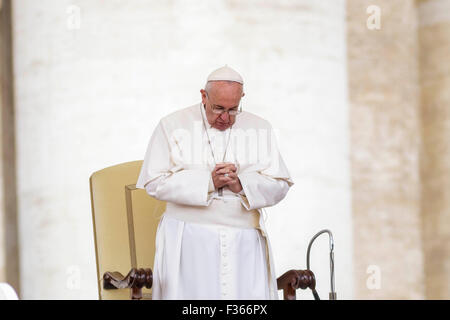 Vatican City. 30th Sep, 2015. Pope Francis prays as he attends Weekly General Audience in St. Peter's Square in Vatican City, Vatican. Pope Francis recalled his Apostolic Journey to Cuba and the United States in an overcast St Peter’s Square on Wednesday. Credit:  PACIFIC PRESS/Alamy Live News Stock Photo