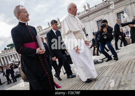 Vatican City. 30th Sep, 2015. Pope Francis attends Weekly General Audience in St. Peter's Square in Vatican City, Vatican. Pope Francis recalled his Apostolic Journey to Cuba and the United States in an overcast St Peter’s Square on Wednesday. Credit:  PACIFIC PRESS/Alamy Live News Stock Photo