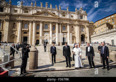 Vatican City. 30th Sep, 2015. Pope Francis leaves Weekly General Audience in St. Peter's Square in Vatican City, Vatican. Pope Francis recalled his Apostolic Journey to Cuba and the United States in an overcast St Peter’s Square on Wednesday. Credit:  PACIFIC PRESS/Alamy Live News Stock Photo