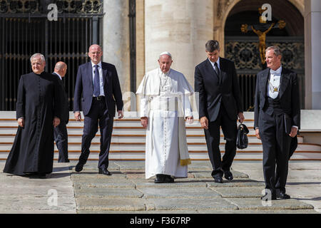 Vatican City. 30th Sep, 2015. Pope Francis leaves Weekly General Audience in St. Peter's Square in Vatican City, Vatican. Pope Francis recalled his Apostolic Journey to Cuba and the United States in an overcast St Peter’s Square on Wednesday. Credit:  PACIFIC PRESS/Alamy Live News Stock Photo