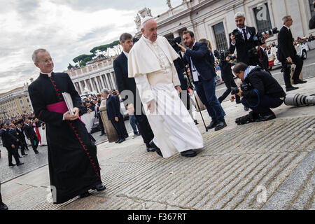 Vatican City. 30th Sep, 2015. Pope Francis attends Weekly General Audience in St. Peter's Square in Vatican City, Vatican. Pope Francis recalled his Apostolic Journey to Cuba and the United States in an overcast St Peter’s Square on Wednesday. Credit:  PACIFIC PRESS/Alamy Live News Stock Photo