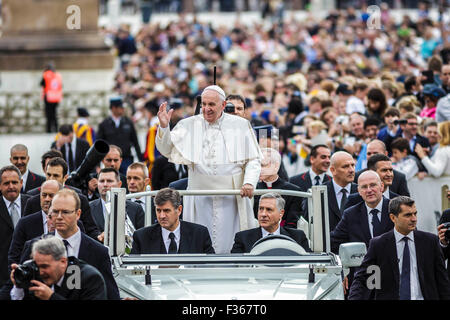 Vatican City. 30th Sep, 2015. Pope Francis delivers his blessing as he attends Weekly General Audience in St. Peter's Square in Vatican City, Vatican. Pope Francis recalled his Apostolic Journey to Cuba and the United States in an overcast St Peter’s Square on Wednesday. Credit:  PACIFIC PRESS/Alamy Live News Stock Photo