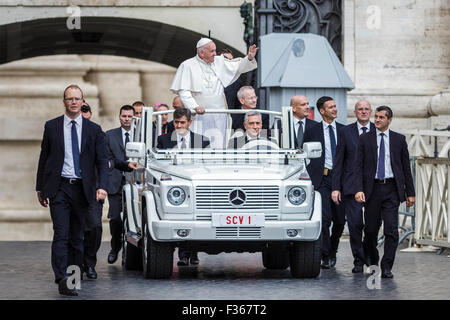 Vatican City. 30th Sep, 2015. Pope Francis attends Weekly General Audience in St. Peter's Square in Vatican City, Vatican. Pope Francis recalled his Apostolic Journey to Cuba and the United States in an overcast St Peter’s Square on Wednesday. Credit:  PACIFIC PRESS/Alamy Live News Stock Photo