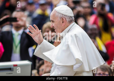 Vatican City. 30th Sep, 2015. Pope Francis delivers his blessing as he attends Weekly General Audience in St. Peter's Square in Vatican City, Vatican. Pope Francis recalled his Apostolic Journey to Cuba and the United States in an overcast St Peter’s Square on Wednesday. Credit:  PACIFIC PRESS/Alamy Live News Stock Photo