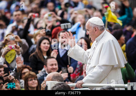 Vatican City. 30th Sep, 2015. Pope Francis delivers his blessing as he attends Weekly General Audience in St. Peter's Square in Vatican City, Vatican. Pope Francis recalled his Apostolic Journey to Cuba and the United States in an overcast St Peter’s Square on Wednesday. Credit:  PACIFIC PRESS/Alamy Live News Stock Photo