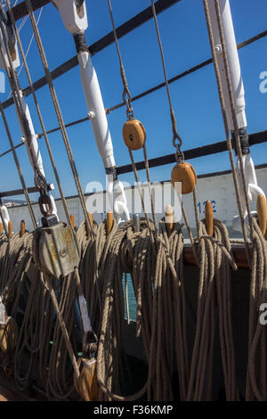Hemp Ship Ropes Sea hemp ropes and pulleys Stock Photo - Alamy