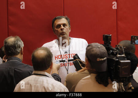 Houston, USA. 30th September, 2015. Houston Rockets head coach Kevin McHale talks to media after a training in Houston, the United States, Oct. 1, 2015. Credit:  Song Qiong/Xinhua/Alamy Live News Stock Photo