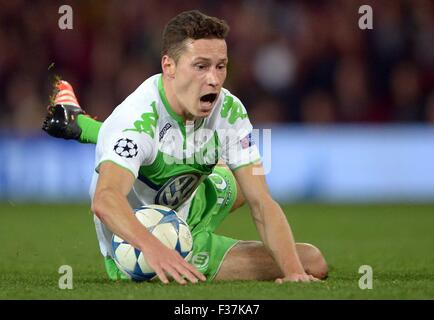 Manchester, UK. 30th Sep, 2015. Wolfsburg?s Julian Draxler during the UEFA Champions League Group B first leg soccer match between Manchester United and VfL Wolfsburg at the Old Trafford in Manchester, Great Britain, 30 September 2015. Credit:  dpa picture alliance/Alamy Live News Stock Photo