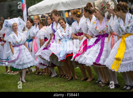 Sielow, Germany. 26th Sep, 2015. Women wearing traditional Sorbian ...