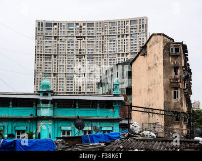 House front, old decayed builidings, modern skyscraper in the background, at Dhobi Ghat,   Mumbai, India Stock Photo