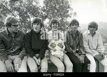 HERMAN'S HERMITS UK pop group on their US visit in 1966. From left: Derek Leckenby, Keith Hopwood, Herman Noone (with sister Sue), Barry Whitwam, Karl Green Stock Photo