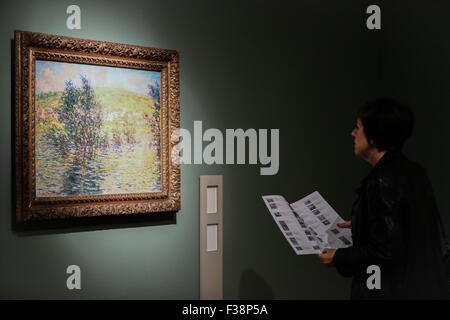 Turin, Italy. 01st Oct, 2015. A visitor looking at the painting of Claude Monet. From 2 October to 31 January 2016 at the Gallery of Modern Art, the forty masterpieces, and including the five unreleased in Italy works of the French impressionist painter Claude Monet, who is considered the 'Father art Movement', will be exhibited. © Elena Aquila/Pacific Press/Alamy Live News Stock Photo