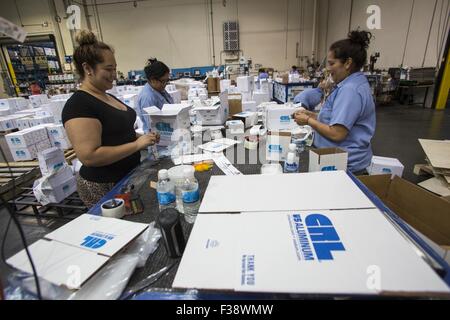 Los Angeles, California, USA. 1st Sep, 2015. Workers of CR Laurence Co. Inc. © Ringo Chiu/ZUMA Wire/Alamy Live News Stock Photo