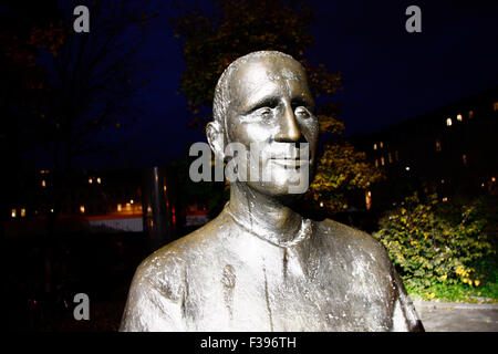 Bertolt Brecht - Statue vor dem berliner Ensemble, Berlin-Mitte Stock ...