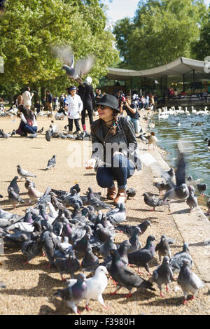 Hyde Park London, Hyde Park Serpentine, tourists feeding the London wildlife. Stock Photo