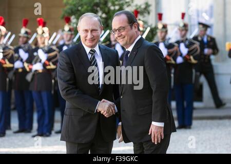 Paris, France. 2nd Oct, 2015. French President Francois Hollande (R) greets his Russian counterpart Vladimir Putin upon his arrival at the Elysee Palace in Paris, France, Oct. 2, 2015. Friday's meetings between leaders of the Normandy quartet, namely Germany, France, Russia and Ukraine, will focus on measures to establish a lasting peace in the restive areas of eastern Ukraine. Credit:  Theo Duval/Xinhua/Alamy Live News Stock Photo