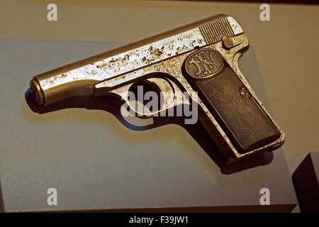 Gun used to kill Archduke Franz Ferdinand and his wife by Gavrilo Princip in June 1914. The Museum of Military History  in Vienna, Austria Stock Photo