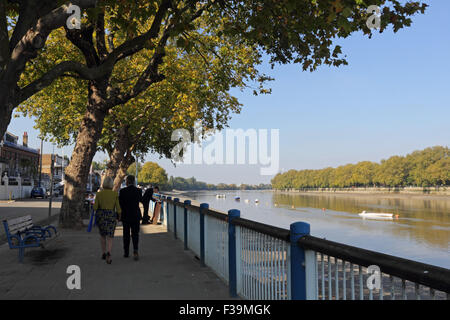 Putney, SW London, UK. 2nd October, 2015. Another fine sunny day on the Thames at Putney, with temperatures reaching a warm 18 degrees. Credit:  Julia Gavin UK/Alamy Live News Stock Photo