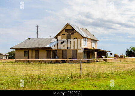 An old, dilapidated boarded-up farmhouse in the countryside around Guthrie, Oklahoma, USA. Stock Photo