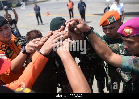 Jakarta, Indonesia. 3rd Oct, 2015. Soldiers and rescue team members prepare to search the Aviastar aircraft reported missing at Sultan Hasanuddin airport in Makassar, South Sulawesi, Indonesia, on Oct. 3, 2015. A small passenger plane with 10 people aboard lost contact near Sulawesi Island in eastern Indonesia on Friday, a Transport Ministry official said. © Lukas/Xinhua/Alamy Live News Stock Photo