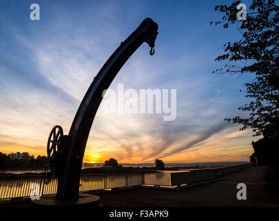 Oder river, Poland. 2nd October, 2015. An old port crane pictured in front of the colourful morning sky at sunrise at the German-Polish border river Oder in Frankfurt/Oder, Germany, 02 October 2015. Photo: PATRICK PLEUL/dpa/ Alamy Live News Stock Photo