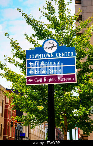 Tour Memphis Tourist signpost pointing to the Orpheum Theater, the FedEx Forum and the Civil Rights Museum Stock Photo