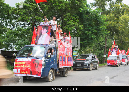 The National League for Democracy, the party of Myanmar’s opposition leader Aung San Suu Kyi, campaigning Stock Photo