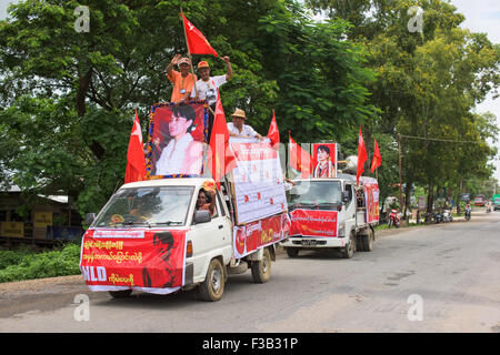 The National League for Democracy, the party of Myanmar’s opposition leader Aung San Suu Kyi, campaigning Stock Photo