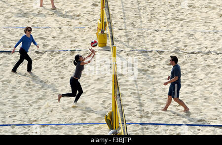 Brighton UK Sunday 4th October 2015 - Volleyball players enjoy a game at the Yellowave Centre as they enjoy the beautiful late summer sunshine on Brighton seafront today . The weather is expected to take a turn for the worse with rain forecast to sweep in from tomorrow  Credit:  Simon Dack/Alamy Live News Stock Photo