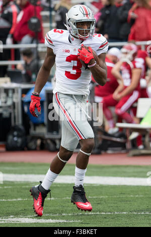 Piscataway, New Jersey, USA. 24th Oct, 2015. Ohio State's running back Ezekiel  Elliott (15) in the second half during NCAA football action between the Ohio  State Buckeyes and the Rutgers Scarlet Knights