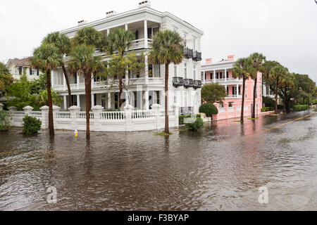Charleston, South Carolina, USA. 4th October, 2015. View of stately homes in floodwater along the Battery in the historic district as Hurricane Joaquin brings heavy rain, flooding and strong winds as it passes offshore October 4, 2015 in Charleston, South Carolina. Stock Photo