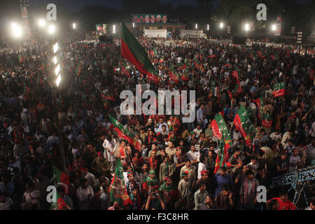 Lahore, Pakistan. 04th Oct, 2015. The supporters of Pakistani opposition leader Imran Khan, head of opposition party Pakistan Tehreek-e-Insaf (PTI) join the election campaign for the lower house of the parliament National Assembly in Lahore. © Rana Sajid Hussain/Pacific Press/Alamy Live News Stock Photo