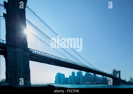 The Brooklyn Bridge connects Brooklyn and Manhattan in New York City, New York State, USA Stock Photo