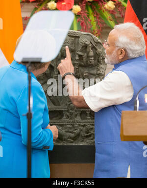 New Delhi, India. 05th Oct, 2015. New Dehli, India. 05th Oct, 2015. German chancellor Angela Merkel symbolicly hands over the statue of Hindu goddess Durga to Indian Prime Minister Narendra Modi at the Hyderabad House after the third Indian-German intergovernmental consultations in New Dehli, India, 05 October 2015. The statue is handed back to India by the Linden Museum of Stuttgart, Germany, on occasion of Merkel's visit to India. Credit:  dpa/Alamy Live News Stock Photo