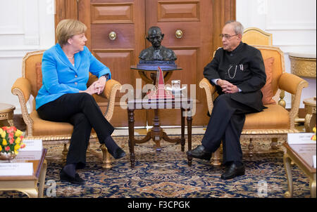 New Delhi, India. 05th Oct, 2015. German chancellor Angela Merkel is received by Indian president Pranab Mukherjee at the presidential palace Rashtrapati Bhavan after the third Indian-German intergovernmental consultations in New Dehli, India, 05 October 2015. Germany wants to be a partner in India's economic development, Chancellor Angela Merkel said in New Delhi ahead of talks with the government in New Delhi. Merkel and Indian Prime Minister Narendra Modi are scheduled to lead the third inter-governmental consultations. Photo: Kay Nietfeld/dpa Stock Photo