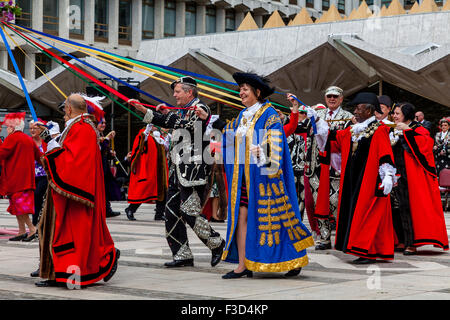 London Mayors and Pearly Kings & Queens Take Part In A Traditional Maypole Dance, Harvest Festival, The Guildhall,  London, UK Stock Photo