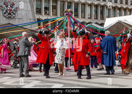 London Mayors and Chelsea Pensioners Take Part In A Traditional Maypole Dance, Harvest Festival, The Guildhall, London, UK Stock Photo