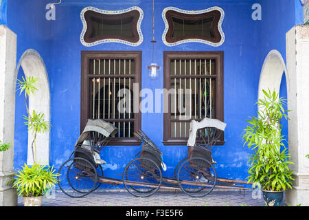 Georgetown, Malaysia — 04 August, 2014: Old rickshaw tricycle near Fatt Tze Mansion or Blue Mansion Stock Photo