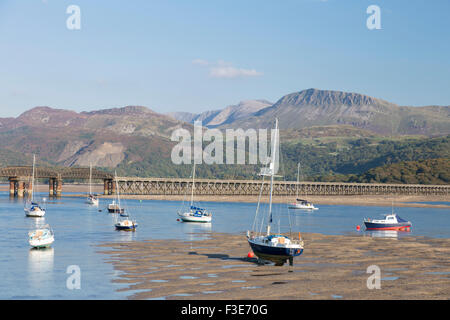 Boats moored on the Mawddach Estuary with Cader Idris in the distance, Barmouth, Gwynedd, North Wales, UK Stock Photo