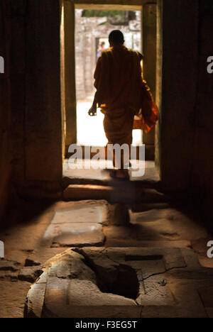 Buddhist monks in the inner part of Ta Som Temple. The Khmer temple of Ta Som, located at the eastern end of the Northern Baray Stock Photo