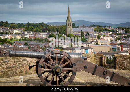 Medieval cannon along the wall of old Londonderry with St Eugene's Cathedral beyond, Londonderry/Derry, Northern Ireland, UK Stock Photo